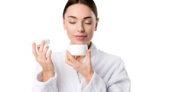 Como escolher hidratantes acessíveis para combater as rugas e flacidez