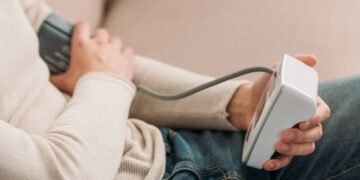 A posição ideal que alivia a pressão baixa em minutos