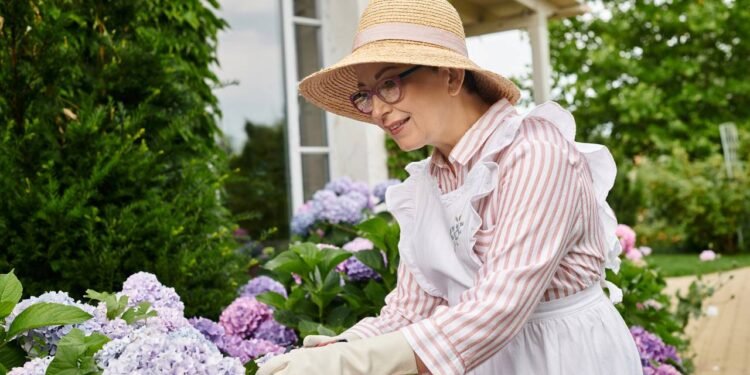 A poda das hortênsias deve ser feita com bastante atenção para promover a saúde - Créditos: depositphotos.com / IgorVetushko