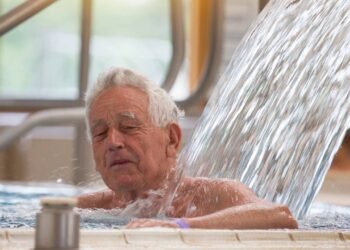 Idosos acima de 70 precisam de ajustes simples que deixam o banho mais confortável