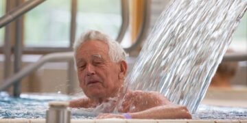 Idosos acima de 70 precisam de ajustes simples que deixam o banho mais confortável