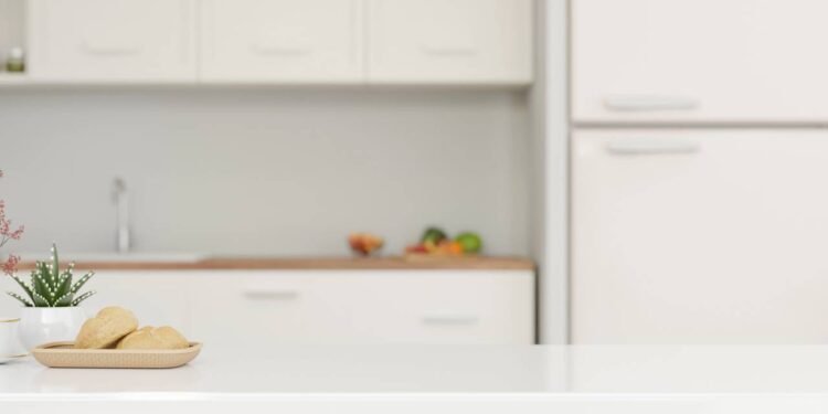 Ilhas baixas e mesas integradas dominam o design de cozinhas - Créditos: depositphotos.com / BongkarnGraphic