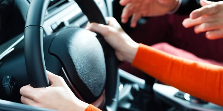 Família de baixa renda tem acesso à CNH de carro ou moto grátis