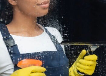 O truque caseiro com apenas dois ingredientes que evita que as janelas embacem