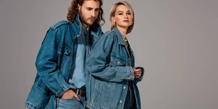 A jaqueta jeans se reinventa nesta primavera com modelos oversize - Créditos: depositphotos.com / AndrewLozovyi