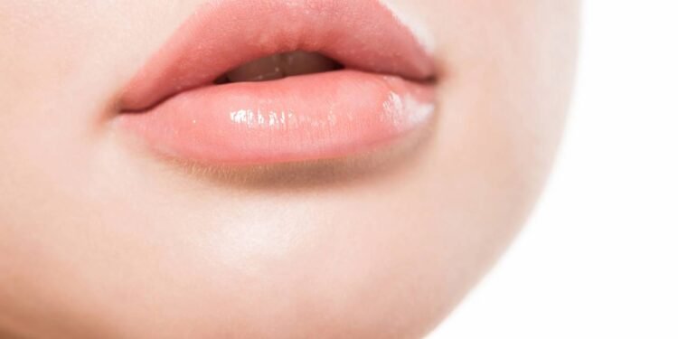 Aplique a pasta caseira nos seus lábios, fazendo movimentos circulares suaves com os dedos - Créditos: depositphotos.com / AllaSerebrina