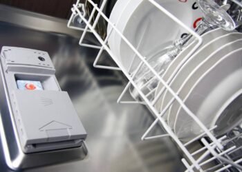 Máquina de lavar louças portátil vira aliada de quem busca praticidade na cozinha