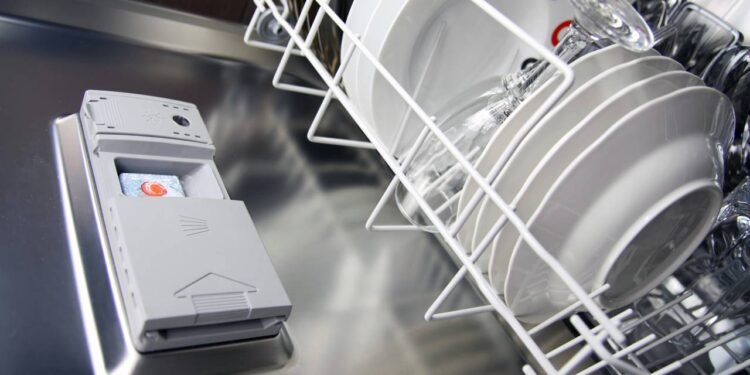 Máquina de lavar louças portátil vira aliada de quem busca praticidade na cozinha