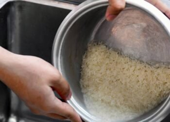 O segredo para lavar o arroz e remover o excesso de impurezas