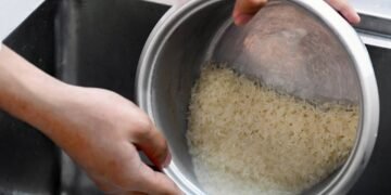 O segredo para lavar o arroz e remover o excesso de impurezas