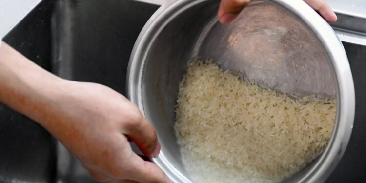 O segredo para lavar o arroz e remover o excesso de impurezas