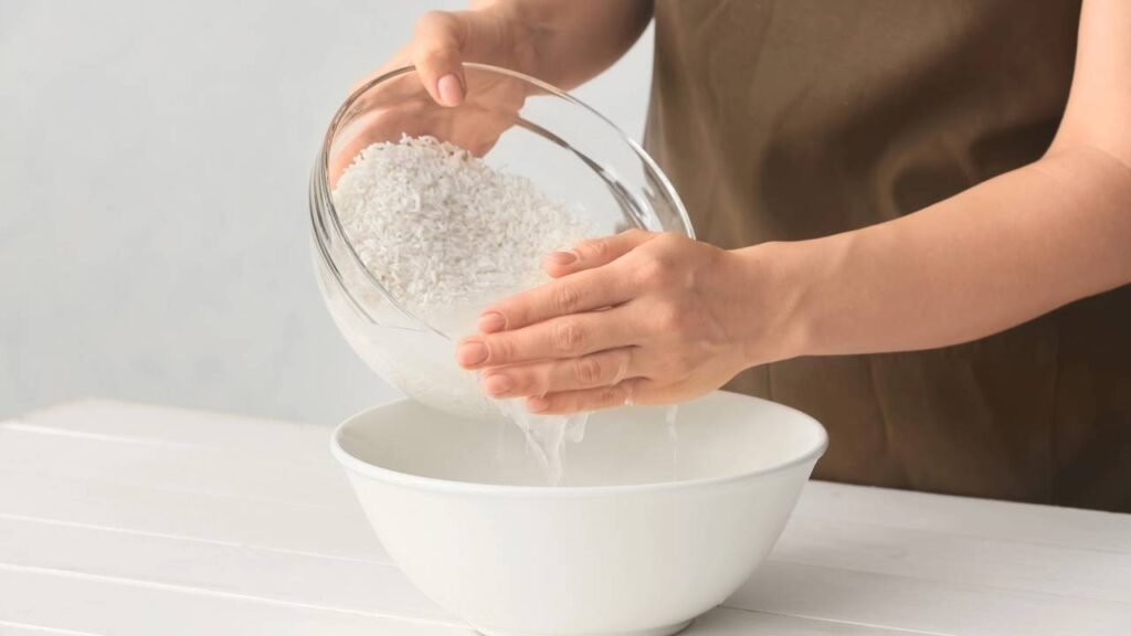 O segredo para lavar o arroz e remover o excesso de impurezas