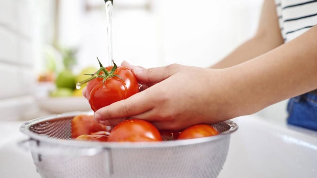 A maneira correta para lavar o tomate e evitar fungos perigosos
