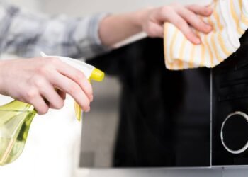 Limpei meu micro-ondas com dois ingredientes que tinha em casa e o resultado me surpreendeu