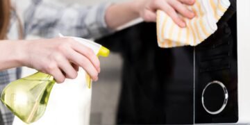 Limpei meu micro-ondas com dois ingredientes que tinha em casa e o resultado me surpreendeu