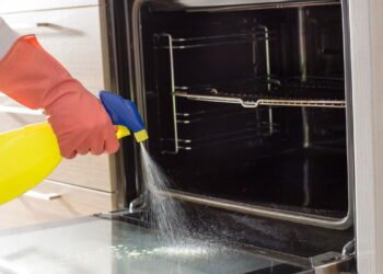 Comece agora mesmo a borrifar vinagre dentro do seu forno, saiba porque