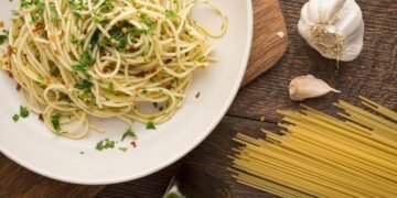 O jeito certo e fácil de fazer o verdadeiro macarrão alho e óleo