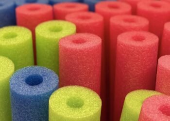 Macarrão de piscina na decoração é a nova tendência chique