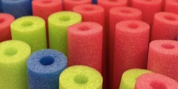 Macarrão de piscina na decoração é a nova tendência chique