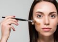 Pincel, esponja ou dedos? O que usar para uma maquiagem de alta cobertura