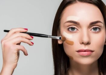 Pincel, esponja ou dedos? O que usar para uma maquiagem de alta cobertura
