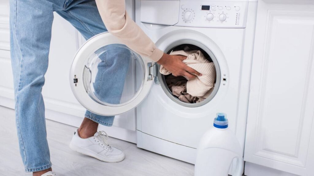 Por que você nunca deve deixar a porta da máquina de lavar aberta