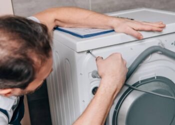 Técnico expõe estratégia das empresas, que faz sua máquina de lavar quebrar rápido