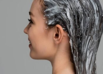 A máscara caseira que fortalece e alinha os fios rebeldes