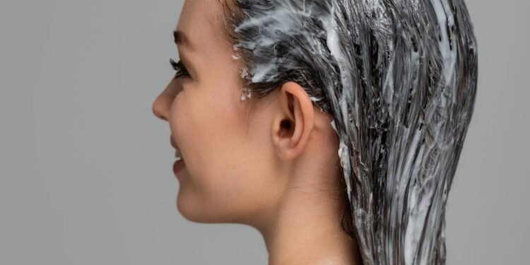 O frizz aparece como um aspecto rebelde e desordenado dos fios - Créditos: depositphotos.com / IgorVetushko