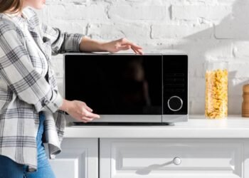 Funções escondidas que seu micro-ondas possui e você nem imagina