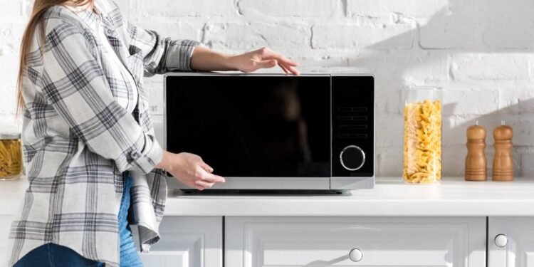 Funções escondidas que seu micro-ondas possui e você nem imagina