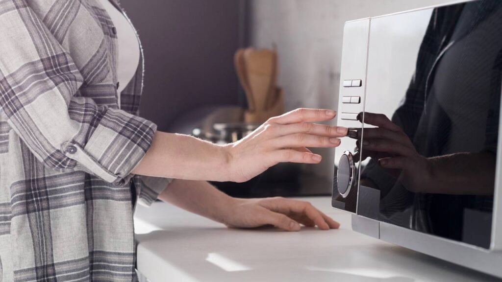 Funções escondidas que seu micro-ondas possui e você nem imagina