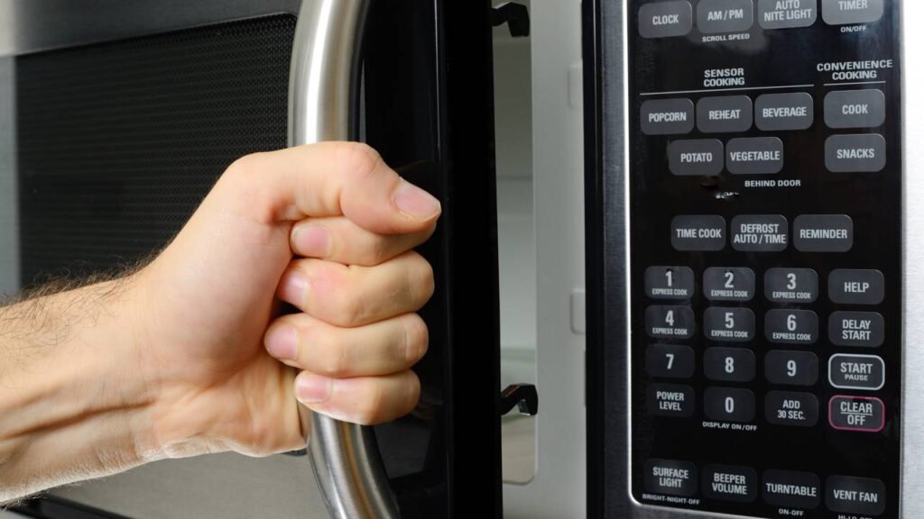 Funções escondidas que seu micro-ondas possui e você nem imagina