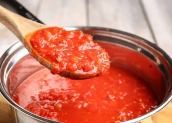 Como fazer molho de tomate caseiro em conserva com 4 ingredientes