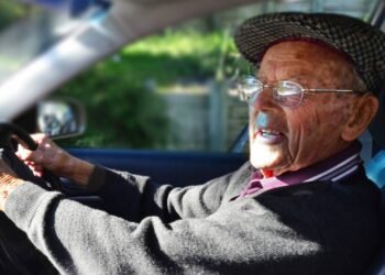 Renovar a CNH pode ficar mais fácil e barato para motoristas acima dos 50 anos