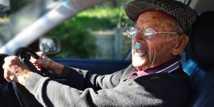 Renovar a CNH pode ficar mais fácil e barato para motoristas acima dos 50 anos