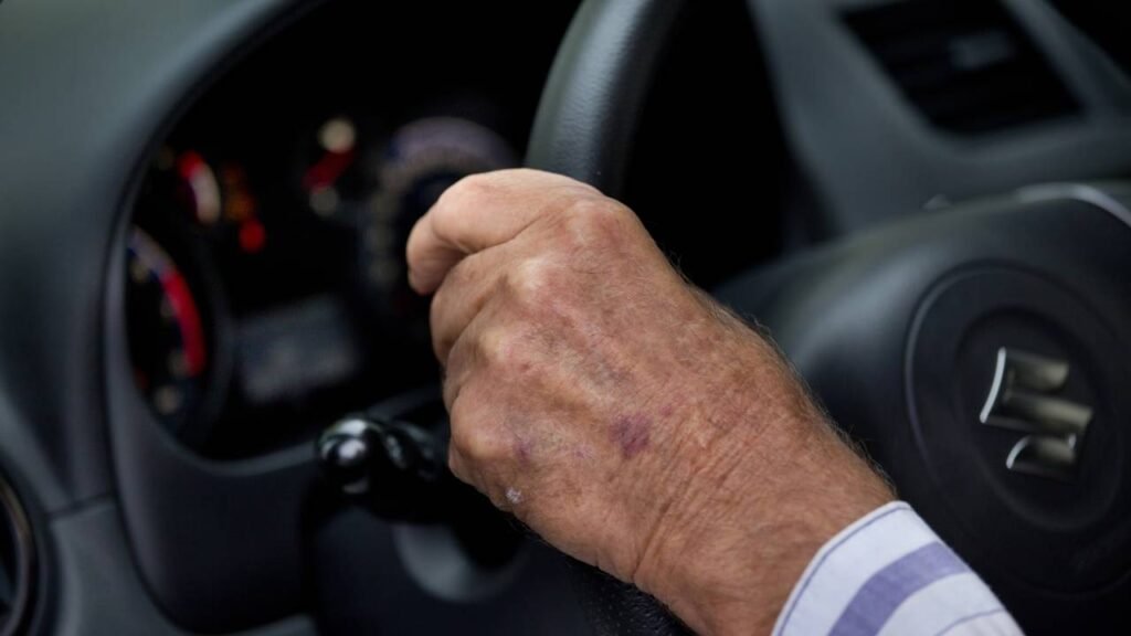 Renovar a CNH pode ficar mais fácil e barato para motoristas acima dos 50 anos