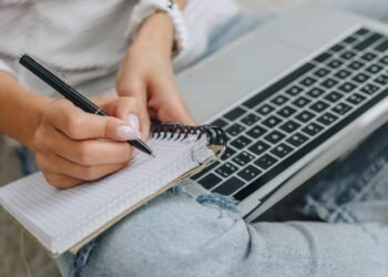 Como um simples caderno pode vencer o vício de rolar o celular e excesso de telas