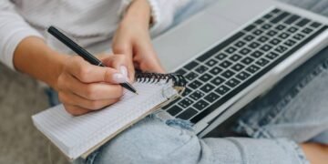 Como um simples caderno pode vencer o vício de rolar o celular e excesso de telas