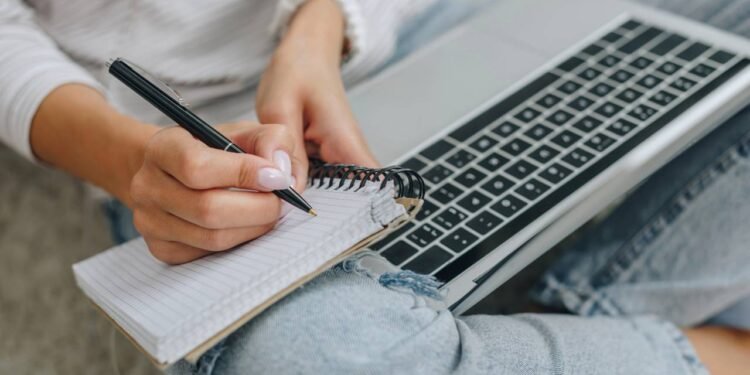 Como um simples caderno pode vencer o vício de rolar o celular e excesso de telas