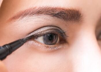 Aprenda a fazer delineado de gatinho perfeito em poucos passos