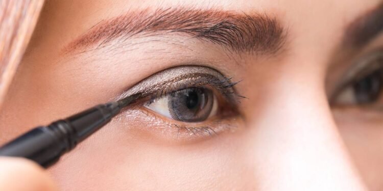 O delineado cat eye deve ser simétrico para garantir que o olhar fique bem desenhado - Créditos: depositphotos.com / jayzynism
