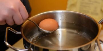 Especialista ensina técnica para descascar ovos cozidos sem os quebrar