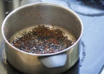 Como limpar uma panela queimada por dentro e com mau cheiro