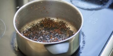 Como limpar uma panela queimada por dentro e com mau cheiro