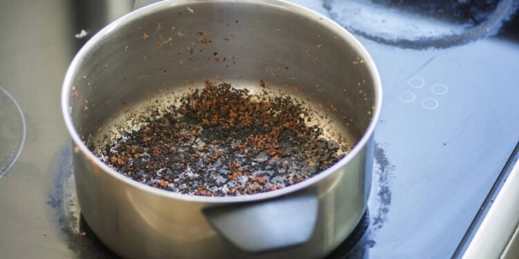 Panelas queimadas - Créditos: depositphotos.com / SingerGM