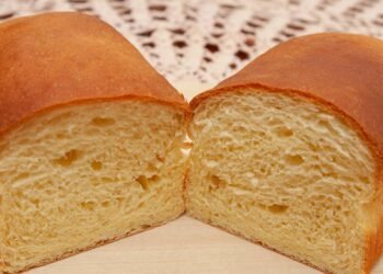 Pão caseiro de liquidificador feito com poucos ingredientes, fica macio e pronto rapidinho