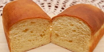 Pão caseiro de liquidificador feito com poucos ingredientes, fica macio e pronto rapidinho