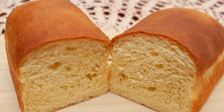 Pão caseiro de liquidificador feito com poucos ingredientes, fica macio e pronto rapidinho