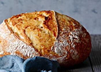 Dá pra fazer pão sem fermento em 10 minutos e fica incrível